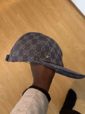 GG keps - Finns en till svart variant, Båda är i mycket bra skick