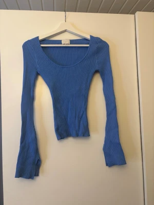 Blå ribbad långärmad topp H&M - Säljer en blå ribbad långärmad topp från H&M i storlek XS. 