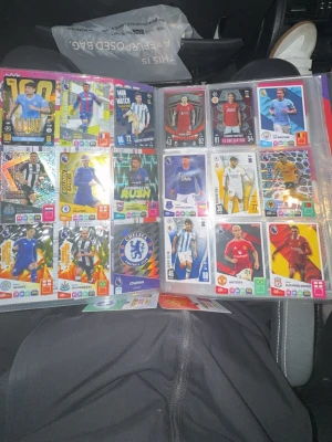 fotbollskort - Säljer fotbolls kort som är bra och är värda nåt som till exempel golden palmer som går för 60-80kr själv/ det Kmr med många andra kort. Det kommer också med en stor collecting book 