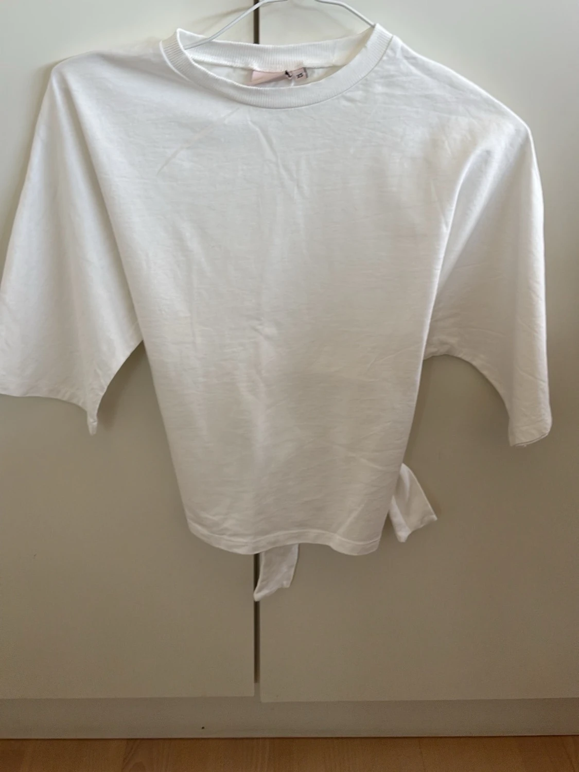 Vit topp med knyt i ryggen