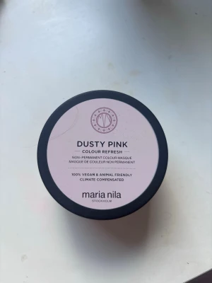 Maria Nila Dusty Pink Colour Refresh - Maria Nila Dusty Pink Colour Refresh är en icke-permanent färgmask för håret i en snygg dammigt rosa nyans. Produkten är vegansk, djurvänlig och klimatkompenserad. Jag har 2 stycken helt orörda. Perfekt för dig som vill fräscha upp eller förändra din hårfärg till en trendig rosa ton. Original pris:189kr 