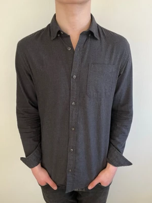 Jack & Jones skjorta - Säljer denna snygga Jack & Jones flanellskjorta i mycket fint skick! Hör av er vid fler frågor🤝