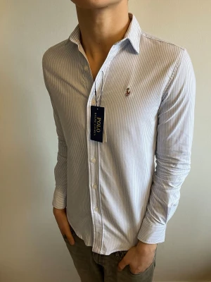 Ralph Lauren skjorta  - Säljer denna helt nya Ralph Lauren skjorta i storlek S. Endast testad en gång. Hör av er vid fler frågor🤝