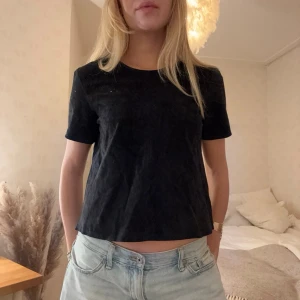 Marinblå läder-topp - Har älskat denna så länge! Topp i 100% läder, detaljer upptil, väldigt fin passform❤️❤️