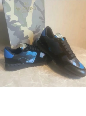 Valentino rockrunners  - Säljer rockrunners i toppskick, storlek 42-43