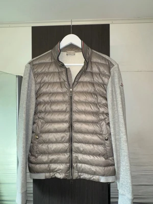 Moncler Cardigan - Moncler Cardigan  Storlek Medium  Bra använt skick, inga hål eller fläckar