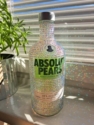 Absolut Pears dekorerad flaska - EGENGJORD Absolut Pears vodka-flaska täckt med gemstones / strasskristaller. Superfin inredningsdetalj att ha i rummet eller cool flaska att ha med sig på festen! När jag har med en sådan flaska får jag massa komplimanger!! 💫