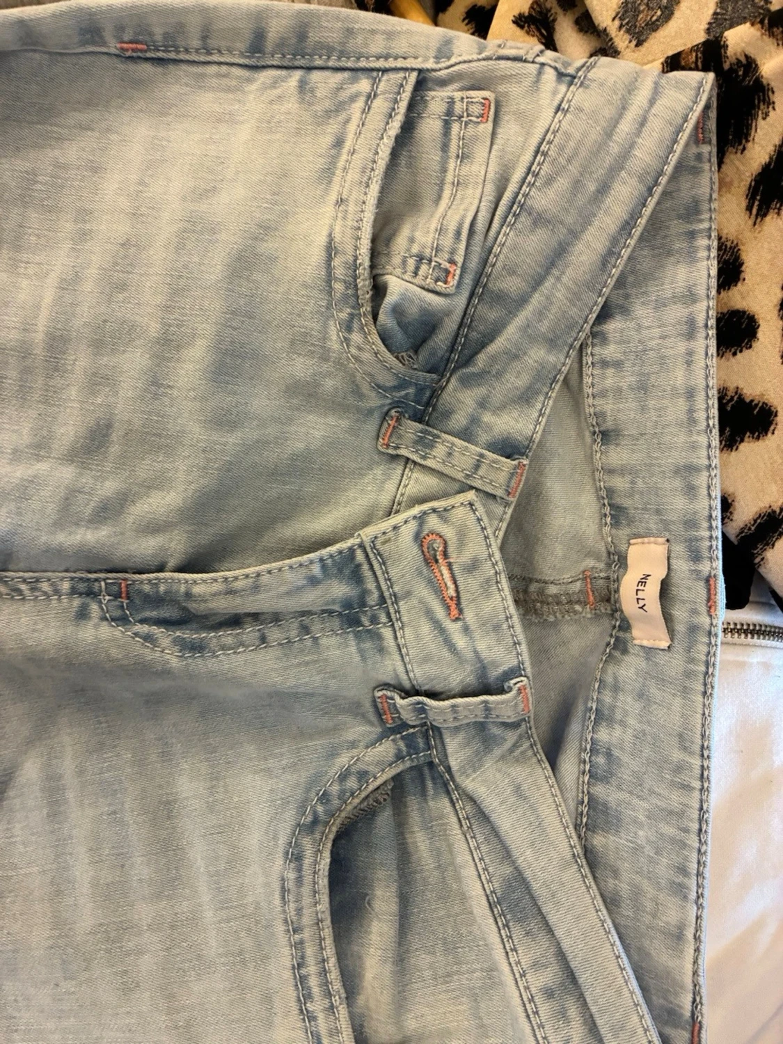 Ljusblå slitna jeans med brodyr - 2