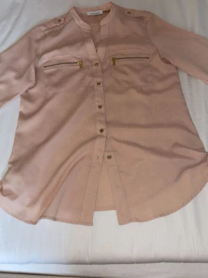 Blus - En äkta elegant Calvin Klein blus i gameldags rosa färg.