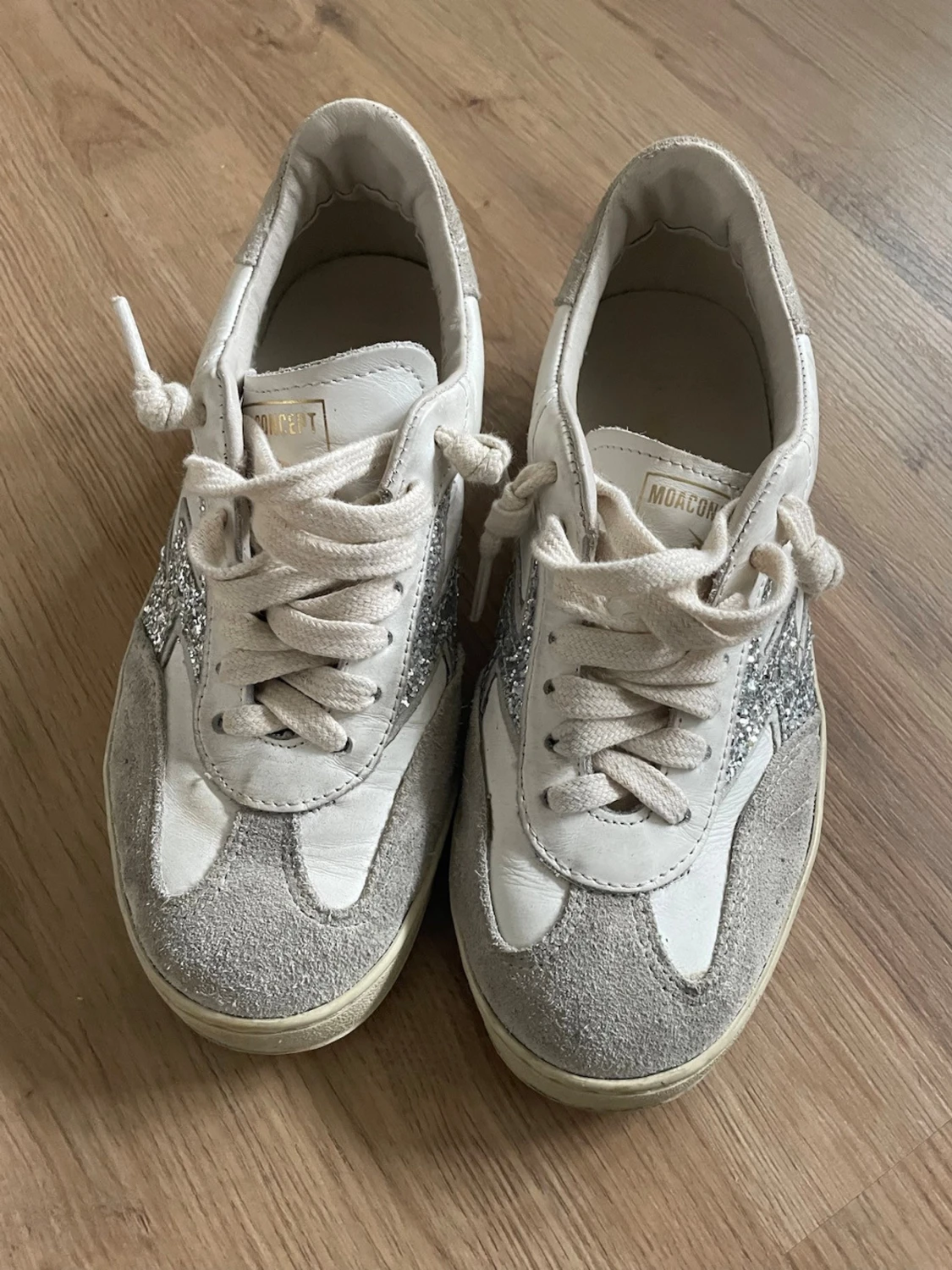 Vita och grå sneakers Moa Concept  - 1