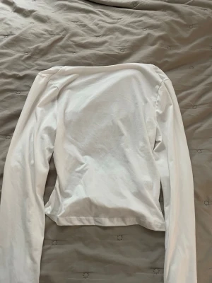 Vit långärmad topp med öppen rygg - Vit långärmad topp med en fin öppen rygg. Toppen är i storlek xs❤️