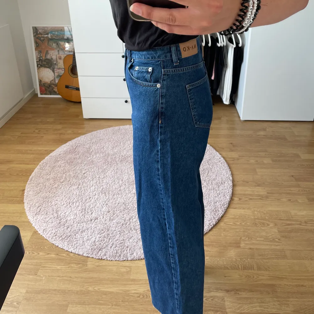 Oanvända jeans från NAKD, jag är 175 cm lång och enligt mig är byxorna lite för korta💞 Wide leg!. Jeans & Byxor.