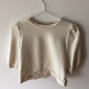 Tröja från MONKI - jättesöt tröja från MONKI men lite puff på axlarna och lite croppad på längden i storlek S! Köpare står för frakt å betalning sker via swish💕