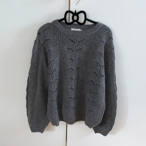 Grå stickad tröja med mönster  - En grå stickad tröja med mönster bara använd ett fåtal gånger 