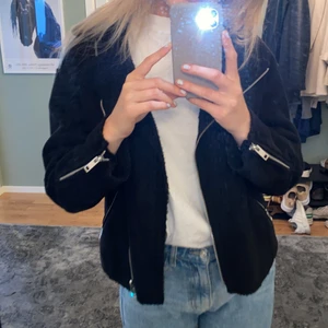 H&M Jacka i mockaimitation  - Jacka från H&M i storlek 34. Mjukt teddy-material inuti med mockaimitation på utsidan. 