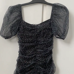 blommig Klänning - Står att det är storlek 40 men den passar mig perfekt som brukar ha 34💓💛Väldigt strechig! Börja buda vid 100kr