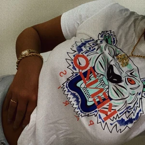 Kenzo tshirt  - Säljer denna tröja då jag inte använder den längre, kenzo ( äkta ) så fint med ett par vita sneakers :)