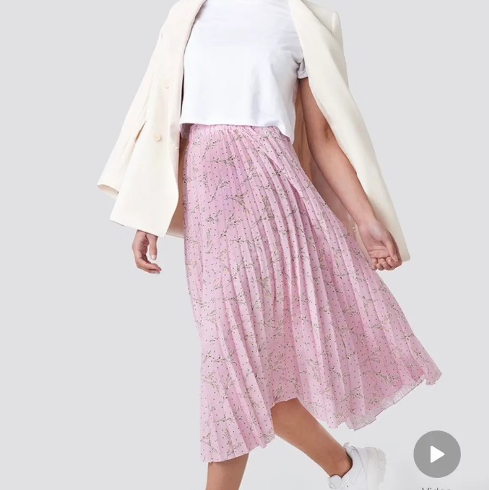 Säljer denna söta kjol från NA-KD då den inte kommer till användning. Använd endast en gång☺️. Kjolar.