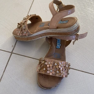 Sandaler - Söta sandaler i storlek 28.