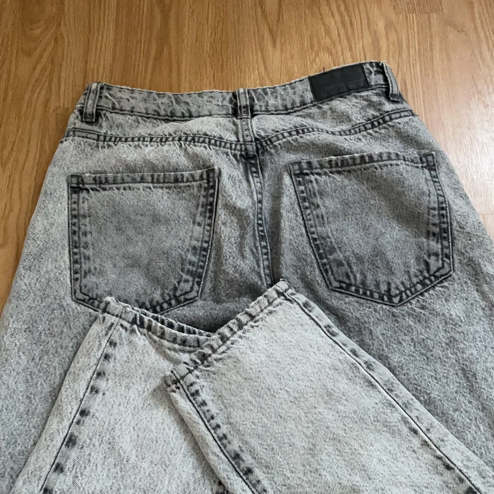 Fina gråa mom jeans från Gina. Har klippt egna hål i dem och dem är i bra skick😊. Jeans & Byxor.