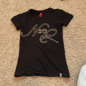 Babytee - Svart babytee med rhinestones, som man ser på andra bilden har många stenar lossnat💓 tyget är stretch