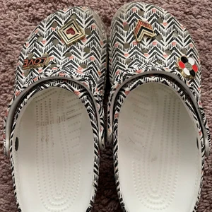 Crocks tofflor  - Ett par fina crocks med små detaljer på. Tyvärr för små för mig, original pris 600kr. Är i storlek 35 men jag skulle säga att de också passar 34-36