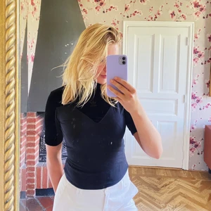 Adidas tröja - Så fin svart tröja från adidas endast använd 3 gånger! Sammet material på den övre delen med en dragkedja på baksida.                                                                                            Frakt inkluderas inte i priset!