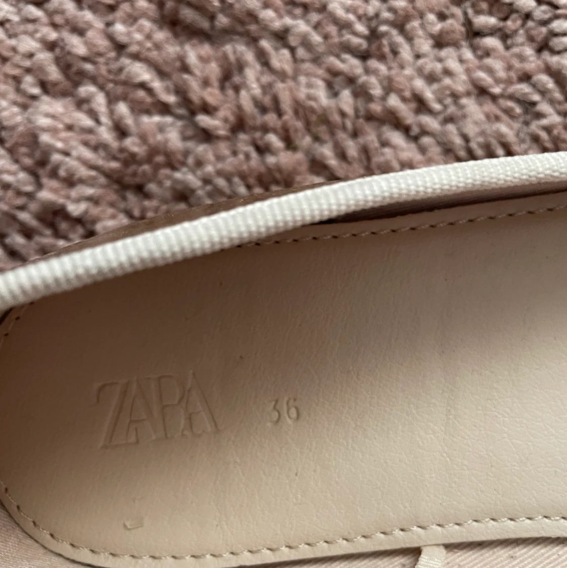 Guldiga ballerinaskor  - 90