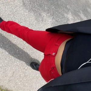 Röda zara jeans - Säljer så så fina jeans från Zara som är köpta i slutet av maj! Använda ca 3 gånger så de är i jätte bra skick. Storlek M men passar även en S beroende på hur man vill att de ska sitta. Jag är storlek M och de sitter rätt så tajt på mig (kolla bilderna). 200 kr💜
