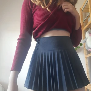 Tenniskjol Strl S - Supersöt tenniskjol i storlek 36. 30kr för kjolen, tröjan får man på köpet mot endast den extra frakten då de passar så bra ihop.. Alltså är priset 78kr för kjolen ink frakt eller 96kr för kjol och tröja ink frakt. 