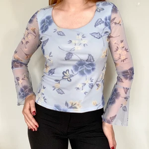 Den perfekta 90s-toppen - Ljusblå långärmad topp med finaste blommönstret • ärmarna är utsvänga (klockärm) och helt transparenta • från Bla Bla Premiere • ingen storlek men sitter som en S • i mycket fint skick • frakt om 24kr tillkommer :) 