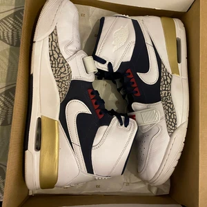 Jordan legacy 312 strl 47 EU  - Tja, säljer ett par jordans storlek 47 eu/ us 12.5. Har varit använda, de är lite creasade men har inget annat synligt fel runtom hela skon/skorna. Designen är från en collab med Don C och Nike som kombinerade jordan 1 och Jordan 3 och gjorde denna exotiska skon🥶 kan diskutera pris, vill sälja snabbt. skriv för mer info o bilder mm…🤙🏼 ha en bra dag!