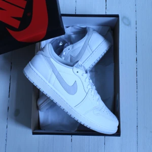 Jordan 1 low neutral grey - Pris: 1800kr  storlek: 44,5  skick: helt nya 