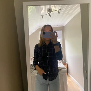 mörkblå skjorta - en mörkblå skjorta med vita streck från Gina💙sparsamt använd, köpt för något år sedan! 