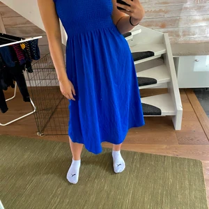 Klänning  - Super fin klänning som knappt är använd. Skulle säga att klänningen passar alla storlekar eftersom den är väldigt töjbar över brösten! Jättefin färg och den har inga defekter🥰