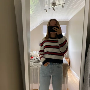 randig tröja - En fin randig tröja från H&M, inköpt för något år sedan och är lite kortare i modellen. Lite nopprig vid färgen.😇😇50 kr + frakt