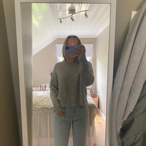 Stickad tröja - en supermysig grå stickad tröja från HM🤍🤍perfekt till hösten! köpt för något år sedan men fortfarande fin