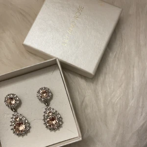 Lily & rose - Oanvända Lily and rosé örhängen , tonar i rosa. Äkta silver, swarowski stenar Nypris 400 mitt pris 200. Perfekt present 