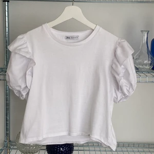 Vit puffärmad t -shirt - Älskar denna tröja är som en vanlig vit t shirt fast med puffärmar som är jätte snygga🌙 den är nästan oanvänd och är från zara!