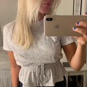 Prickig topp - Söt prickig topp från zara. Storlek S😊
