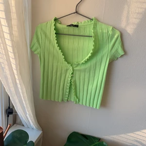 Grön topp - Jättefin ljusgrön topp från Bershka, aldrig använd 💚 fina deltaljer, två knappar som man kan knäppa den med 