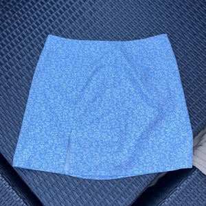 Kjol - En superfin kjol köpt från shein som jag inte passar! Super söt men ganska tungt material! Inte genomskinlig, och har inga defekter! Aldrig använd! Köpte den för 79kr mitt pris 40+frakt