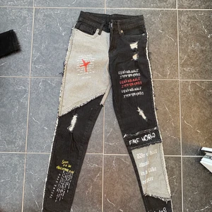 Jeans med motiv  - Säljer dessa byxor då det är för tajta och för små, därför jag inte har någon bild på. HELT NYA fick hem dem igår. Och säljer dem pga jag de inte kan skickas tillbacka. Köpta från Storbritannien och fick därmed betala 1980kr tull och moms för de 3 byxorna jag säljer på min sida. Därför tvivlar jag på att någon i sverige äger dessa byxor då det är dyrare på både sidan och frakt. OBSEVERA tvättas i 30 grader. 