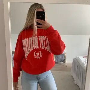 En skitsnygg sweatshirt ifrån weekday ❤️❤️ Super bra skick då den bara är använd en gång! Storlek xs men passar absolut en s också😊 