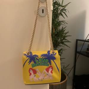 Kollar intresset på denna unika väska från moschino. Säljer vid bra bud!  💛