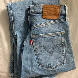 Levi’s jeans  - Ribcage Straight Ankle Jeans i light indigo från Levi’s ⚡️⚡️  Snygga jeans som tyvärr är för korta på mig som är 170. Storlek 26 vilket motsvarar Xs/S. Mycket bra skick, nypris 1199kr. Skriv privat för fler bilder💛