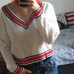 Snygg top som man kan ha som croptop - En snygg top som kan användas som en croptop. Inte använt mycket. Är gjord i ett stickat material. 