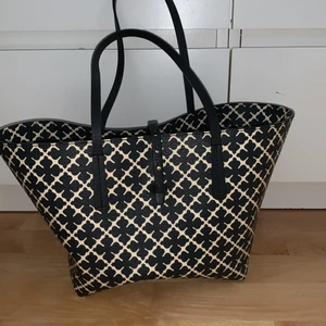 väska  - Jag säljer ni min fina Marlene Birger väska. Självklart äkta och inköpt på deras butik i Stockholm 2018. Jag har flera andra väskor nu och därav att jag säljer denna. Den är väldigt rymlig och en perfekt storlek för skolan. Den är sparsamt använd och har inga defekter. ☺️💕