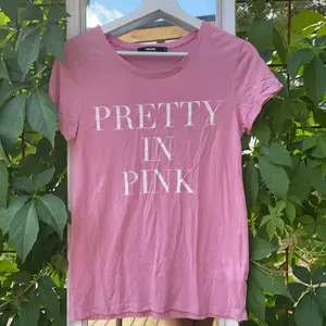 Rosa T-shirt med texten ”Pretty in Pink”. Passar perfekt som vardagströja eller att sova i. 