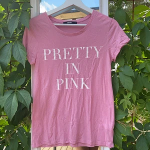 Rosa T-shirt med tryck - Rosa T-shirt med texten ”Pretty in Pink”. Passar perfekt som vardagströja eller att sova i. 